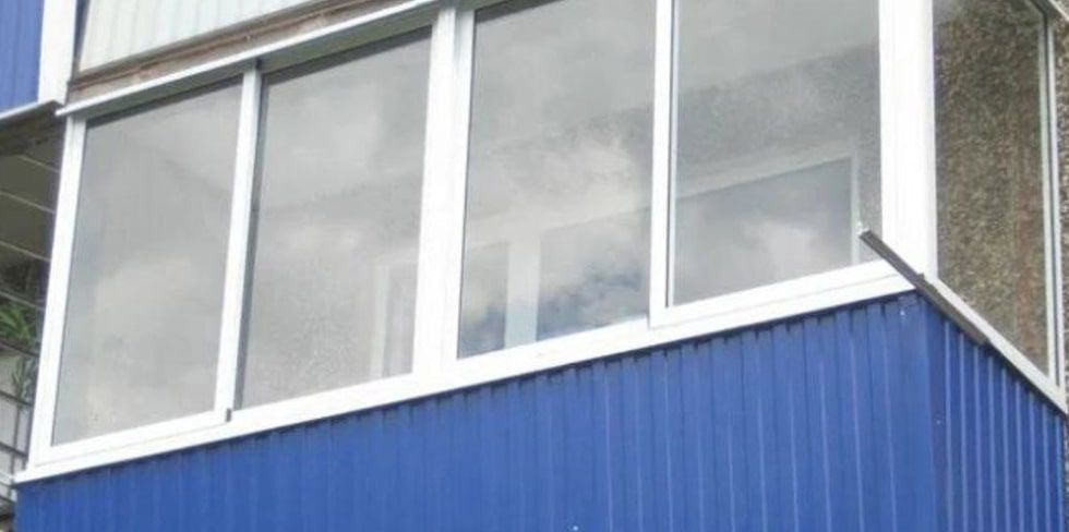 Бабуля с балкона выкинула ботинки на припаркованный автомобиль. Соседи подтвердили