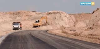 Уже укладывают асфальт: участок кольцевой в Гродно в районе Озерского шоссе планируют открыть в ноябре