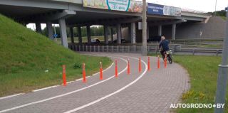 Опасный поворот на велодорожке в сторону Восточного моста обезопасили. Но самым неожиданным способом