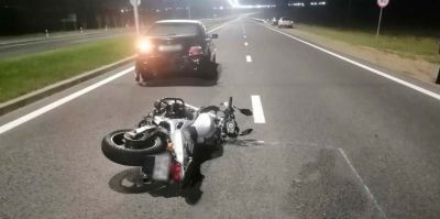 В полночь в Гродно мотоциклист догнал и врезался в BMW в левой полосе объездной