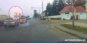 Задумались? Массовый проезд на красный в Гродно попал на видео