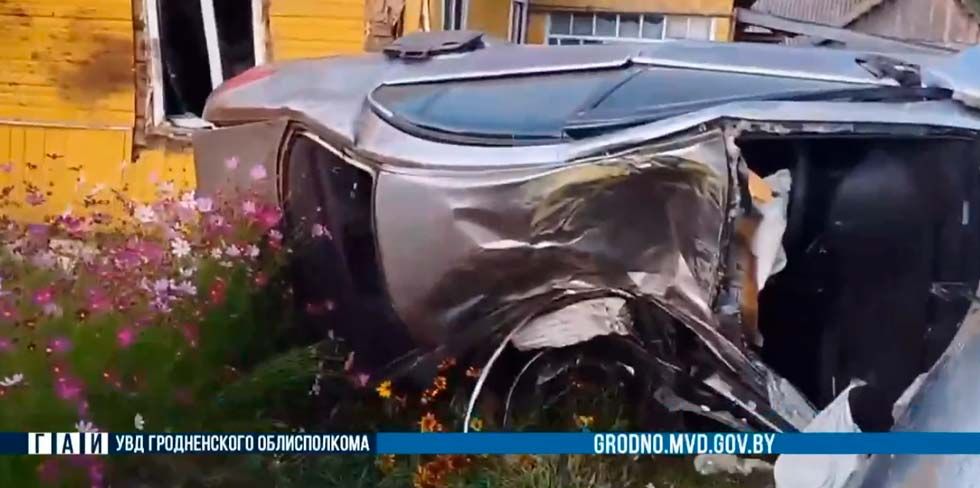 Почему опасно жить в доме у изгиба дороги: утром в один из таких жестко влетел автомобиль