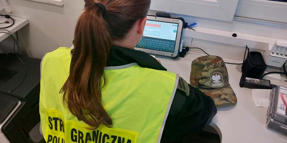 Польша начинает отказываться от штампов в паспортах на границе, а что взамен?