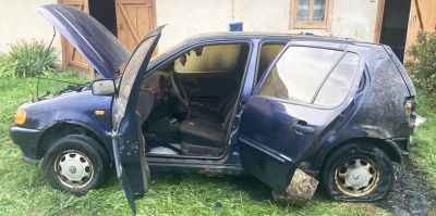 Белорус пытался завести VW, но из-под заднего сиденья пошёл дым. В МЧС назвали причину