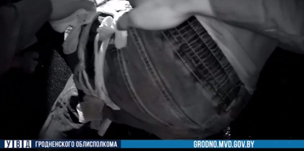 Милиционеры из Гродно знают счёт секундам: они быстро остановили кровотечение мотоциклисту после ДТП. Видео