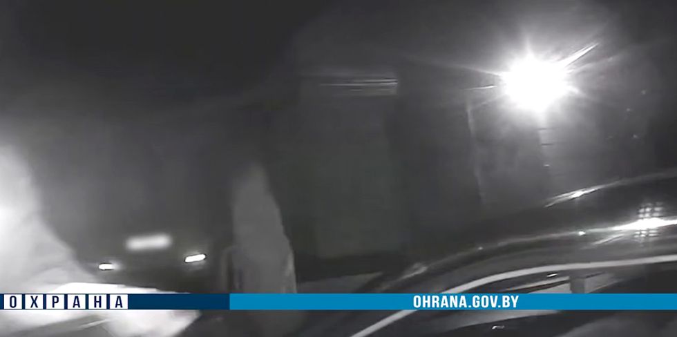 Ночью парень зашел во двор частного дома, завел авто и хотел уехать на нем. Но звук мотора услышали хозяева