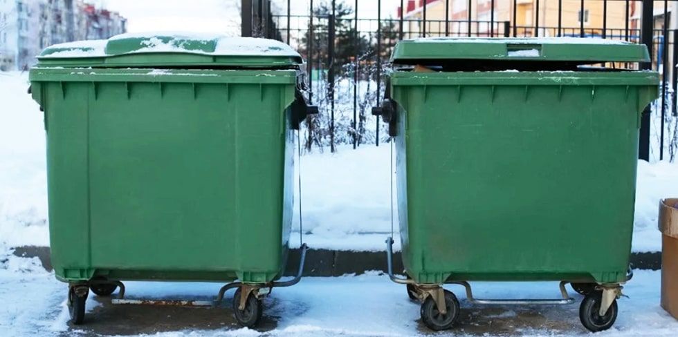 Мусорный контейнер повредил машину во дворе. ЖЭС: виноват ветер