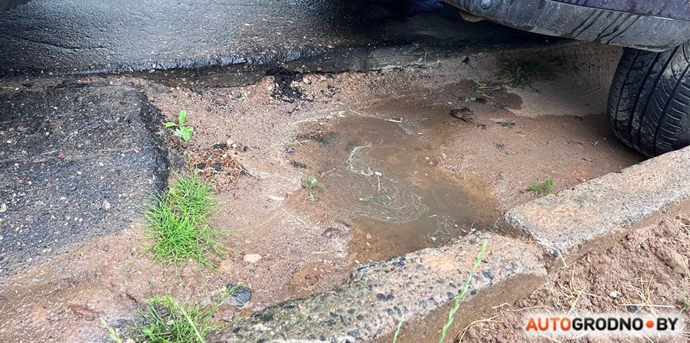 Местные жители просят вернуться строителей во двор на Кабяка: "Заборы забрали, а ямы не залатали". Обновлено: "Спасибо за оперативность!"