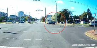 Утром в Гродно мальчик на велосипеде попал под авто. Это заснял регистратор