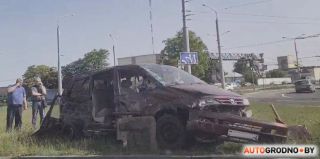 Аварийное утро в Гродно: после ударов машины оказались на газонах