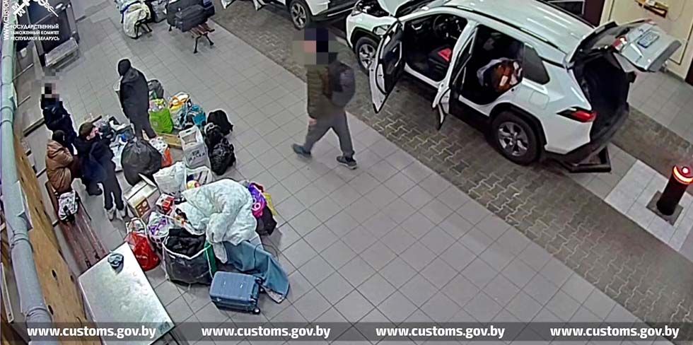 Иностранец оскорбил сотрудницу таможни на углубленном досмотре и получил крупный штраф