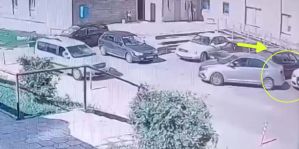 Камера засняла, как водитель VW побил чужую машину. Теперь его ищет ГАИ