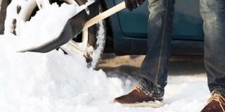 Расчистил место вокруг машины. А снег куда девать, чтобы не нарушить закон?