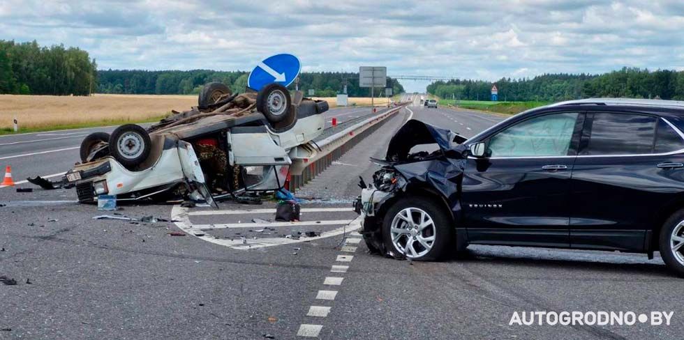 Ужасная авария на перекрестке трассы М6 в Лидском районе: два человека погибли