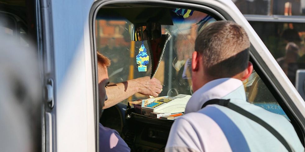 Во всех маршрутках появятся платёжные терминалы, но рассчитаться картой можно будет не везде