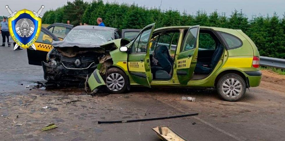 Вблизи трассы М6 лоб в лоб столкнулись 2 такси. Погиб человек