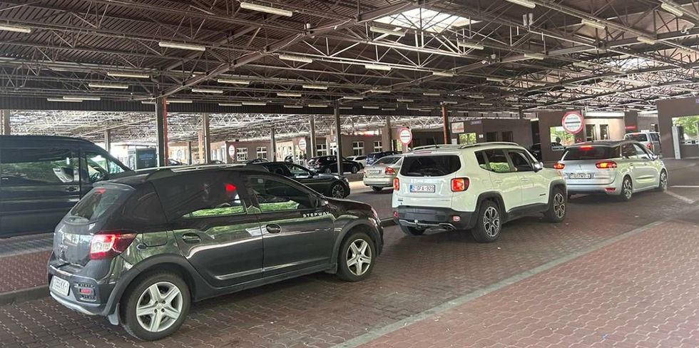 На границе растет очередь легковушек и автобусов