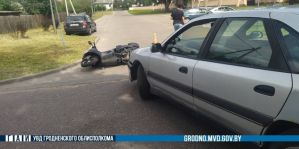 Разворачиваясь, женщина не заметила мопед. Сейчас его водитель в больнице