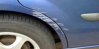 Пассажир открыл дверь и повредил соседнее авто. Как разбираться с мелкими ДТП во дворах?