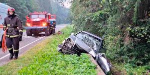 Молодой водитель съехал с дороги и врезался в бетонную ливневку. ДТП под Новогрудком