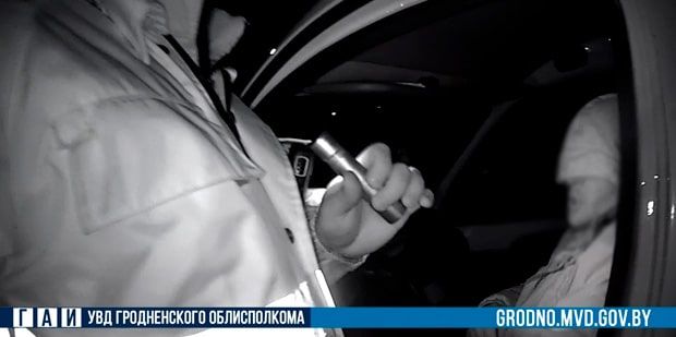 Гродненец встретил Новый 2023 год в диалоге с инспектором ГАИ. Итог встречи: штраф до 7400 рублей и лишение