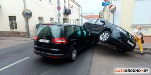 В Гродно один автомобиль оказался на другом: ситуация на Кирова