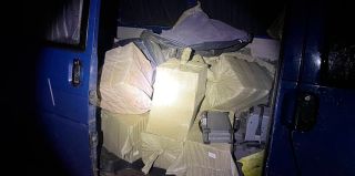 В погранзоне задержаны двое жителей Ивьевского района. В их бусе нашли 5 батарей к дронам и много чего еще