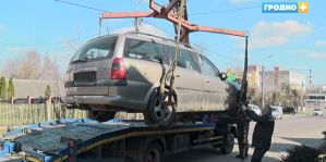 Первая брошенная машина в этом году отправилась на штрафстоянку. Владельца искали 3 месяца – и не нашли