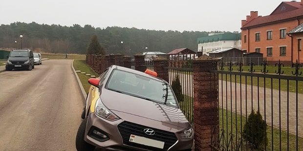 В Гродно пьяный таксист влетел в забор. Он хотел перегнать машину ближе к дому. Впереди – лишение и штраф в 200 базовых