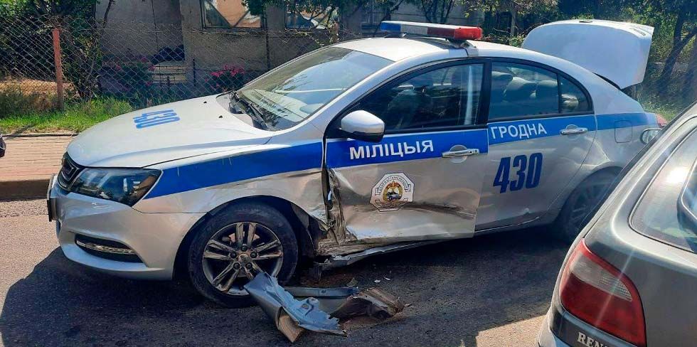 В Гродно протаранили автомобиль ГАИ