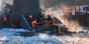 В Лидском районе обрушился пролет моста через Неман. В воду рухнул экскаватор