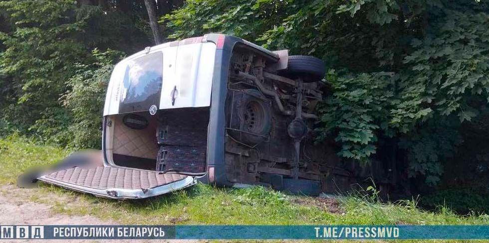 Под Новогрудком маршрутка столкнулась с гужевой повозкой, мужчина погиб на месте