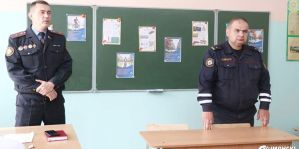 Молодой человек на мотоцикле пересек сплошную при обгоне. Сотрудники ГАИ приехали в колледж, где он учится