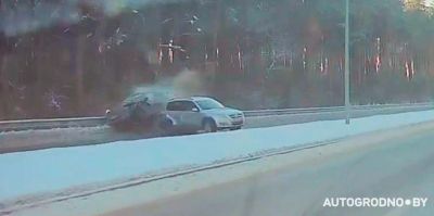 Жесткая и непонятная авария на объездной в Гродно: "Кроссовер стоял в левой полосе без аварийки"