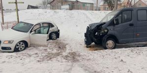 Мужчина ехал по навигатору и не уступил ГАЗели: ДТП с пострадавшими возле границы