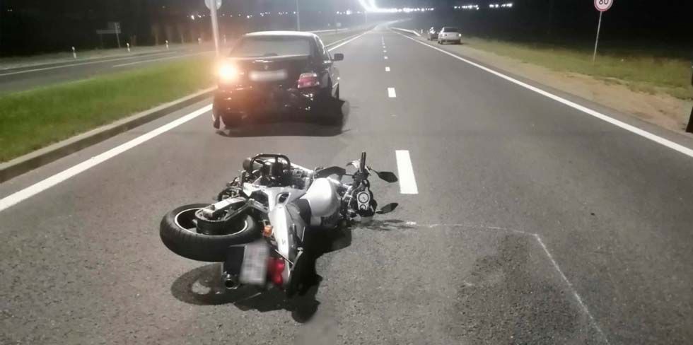 В полночь в Гродно мотоциклист догнал и врезался в BMW в левой полосе объездной