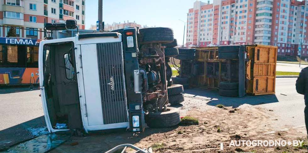В Гродно опрокинулся МАЗ. Первые подробности. Обновлено: появилось видео ДТП