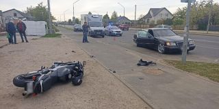В Лиде погиб мотоциклист. Его "Хонду" сбил Mercedes во время перестроения