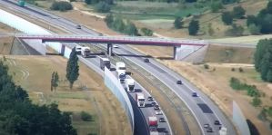 Полиция в Польше с дроном проверяет, как фуры выполняют запрет на опережение друг друга