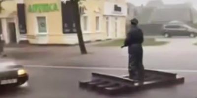 Иногда разгул стихии может повеселить: смотрите, как в Барановичах на проезжую часть выплыл "железнодорожник"