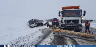 На М6 съехал в кювет автобус с пассажирами. До этого он столкнулся со снегоуборочным грузовиком