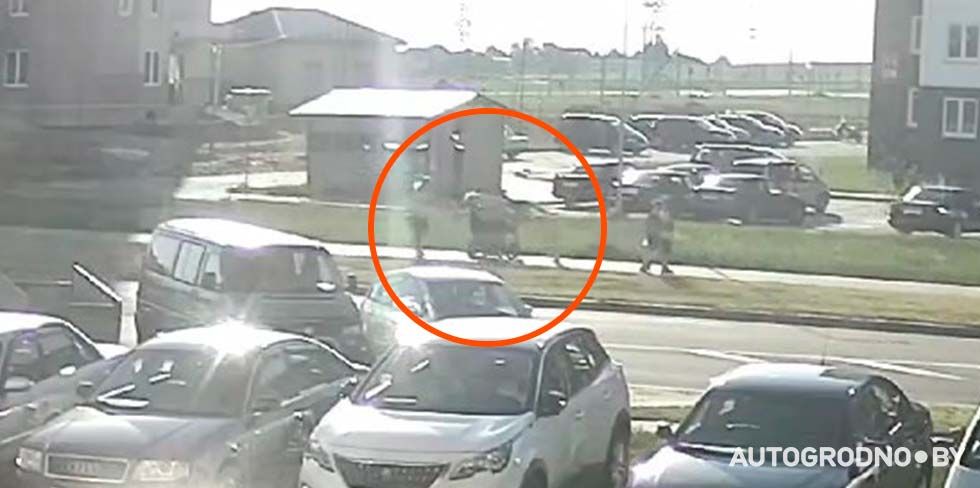 Мужчина на электросамокате сбил отца с дочкой на тротуаре в Гродно - есть травмы. Видео