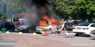 В Гродно на парковке супермаркета загорелся автомобиль, досталось и соседнему