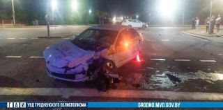 Ночное происшествие в Сморгони: водитель Geely выскочил на перекресток перед Skoda службы такси