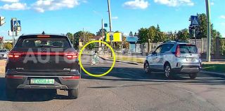 Девочка на велосипеде поехала через поток автомобилей на улице Горького. А все началось с упавшей бутылки