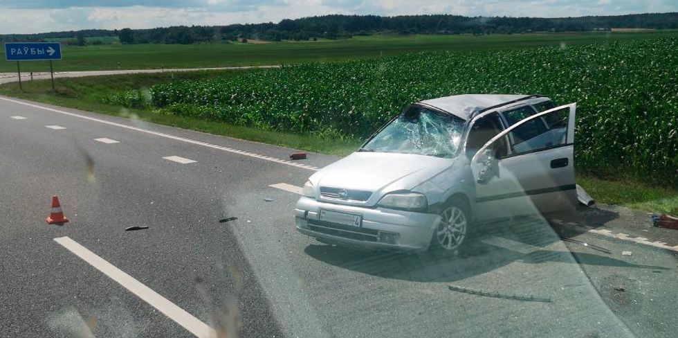 Жесткая авария на М6 – легковушка перевернулась и стала на колеса