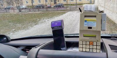 Билет у водителя можно купить не только за наличные. В междугородних маршрутках Гродно появились терминалы