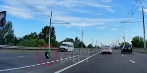 У маршрутки на ходу отвалились колеса. Видео выложили в Интернет, а ГАИ установила водителя