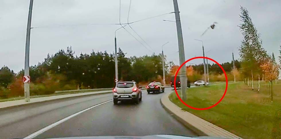 В Гродно на путепроводе занесло автомобиль. Читатель показал, как это было