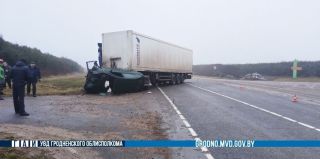 Opel оказался на крыше, когда его водитель выехала со второстепенной прямо под грузовик